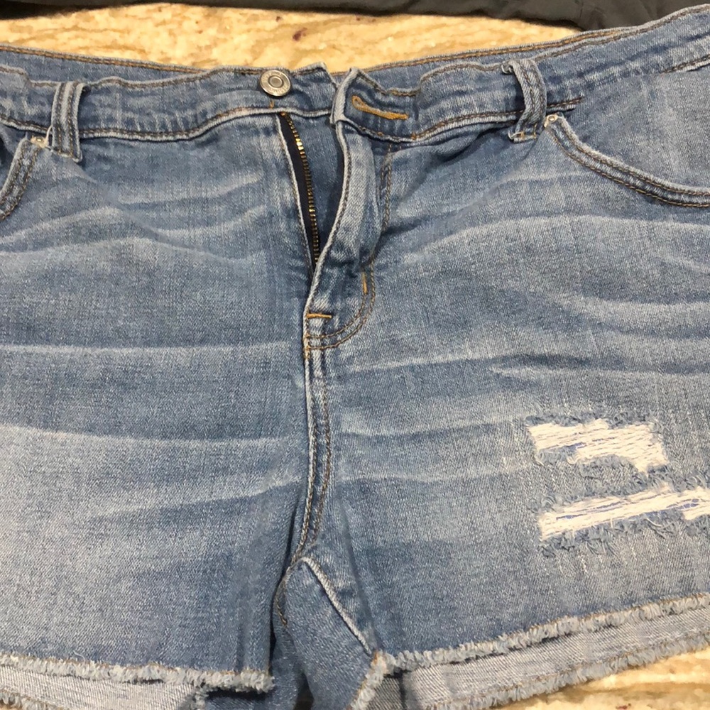 WORN ONCE.Meduim washed Jean shorts with rips